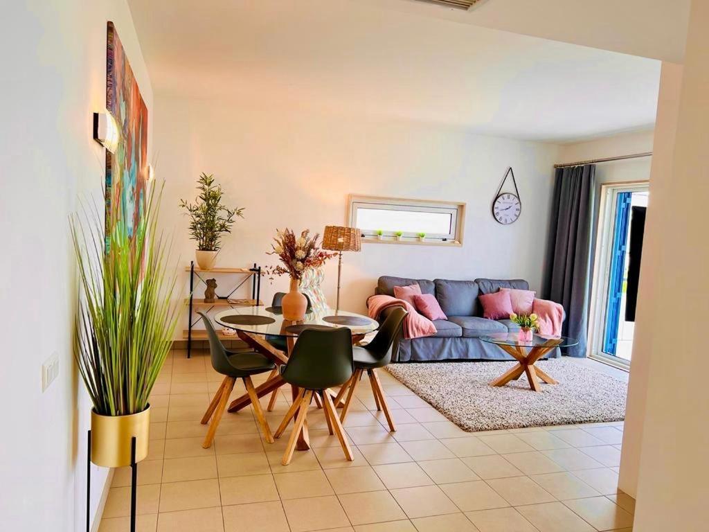 Angies Marina Apartment, Includes 2 Free Passes For The Marina Pool ลากอส ภายนอก รูปภาพ