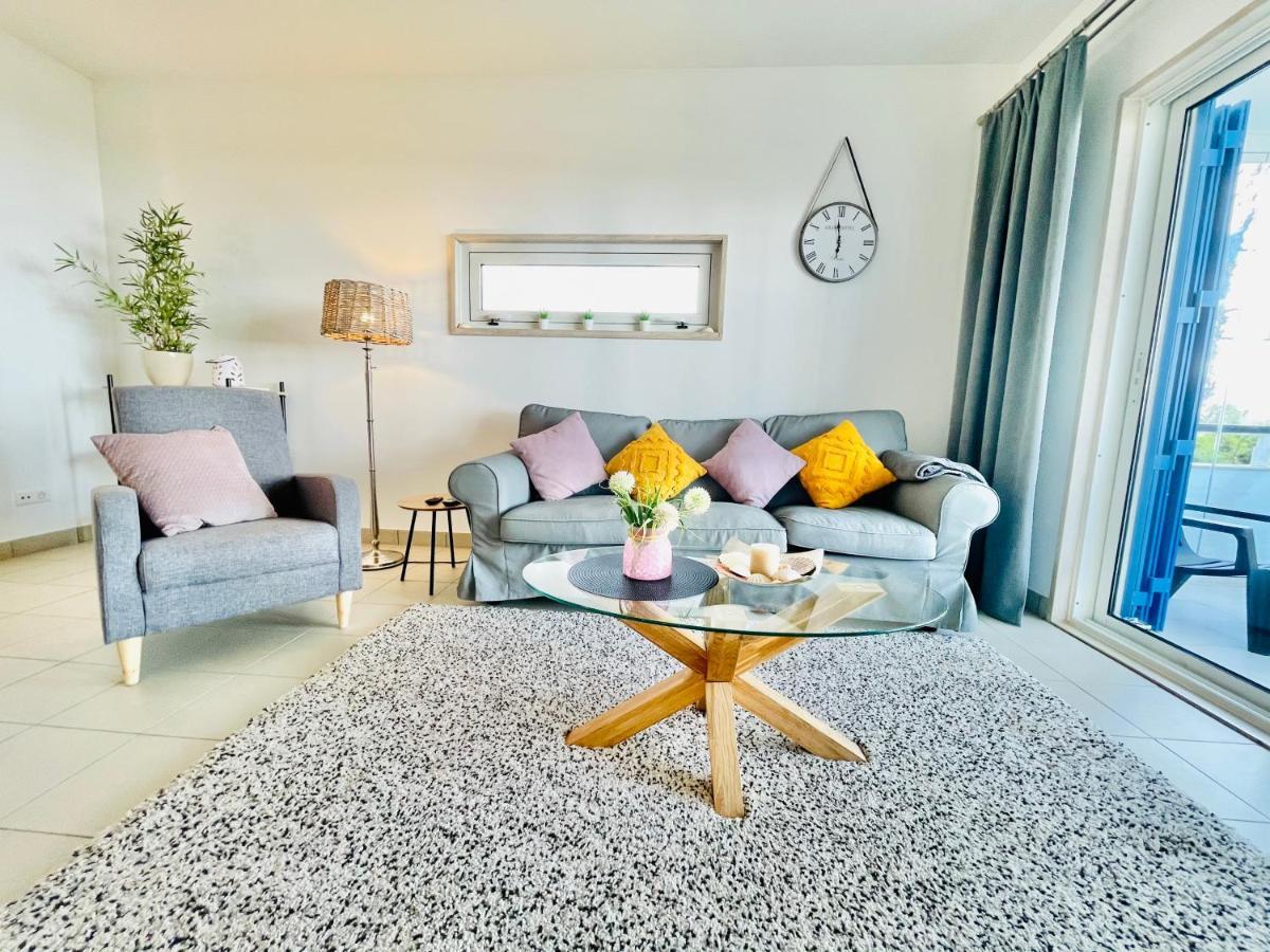 Angies Marina Apartment, Includes 2 Free Passes For The Marina Pool ลากอส ภายนอก รูปภาพ